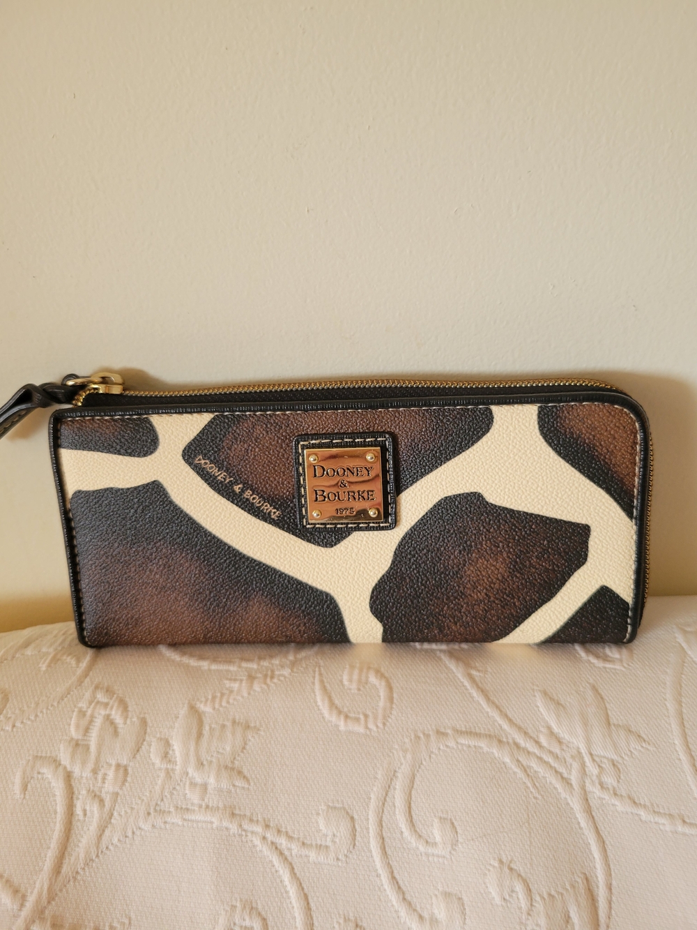 Dooney & Bourke Brown/White Giraffe-Print Women's Zip Wallet